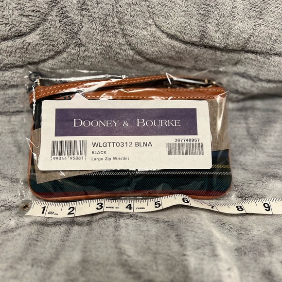 Dooney and Bourke wristlet - black - Picture 3 of 6